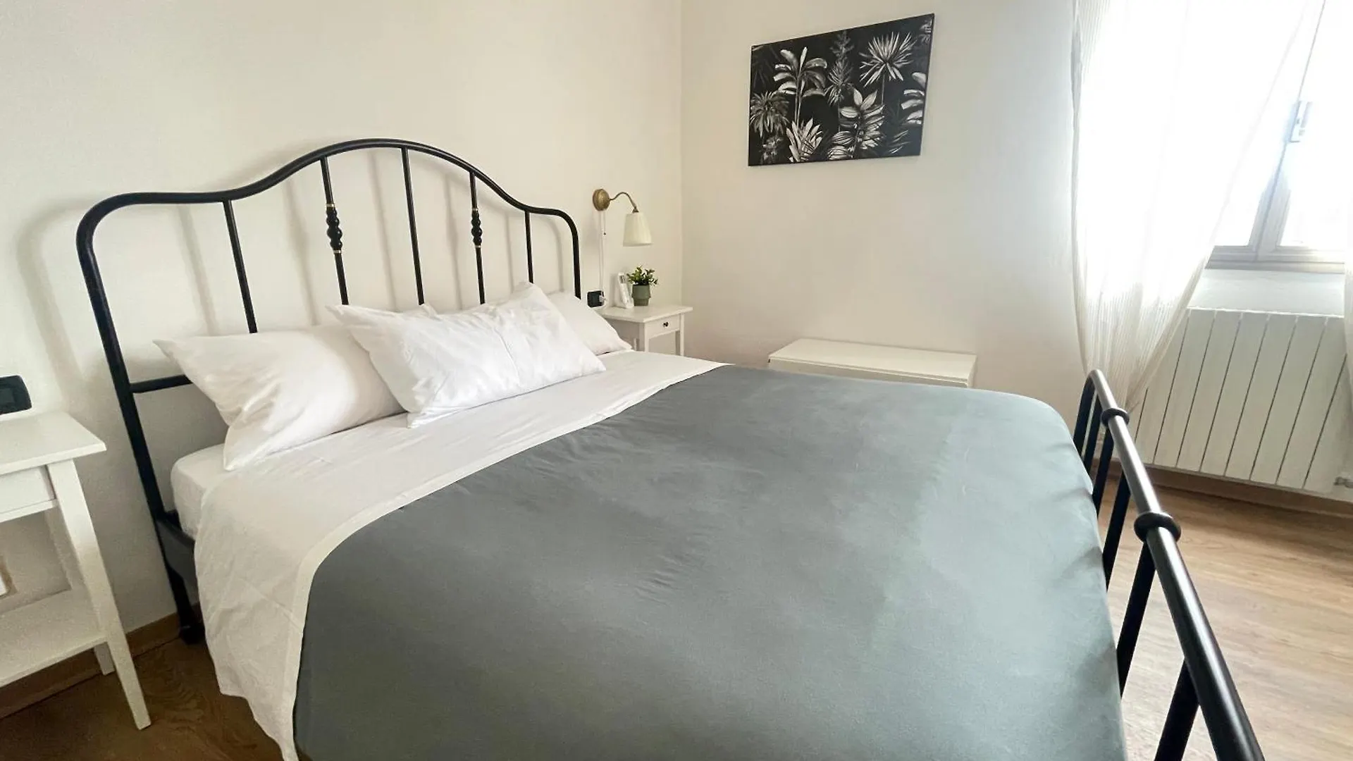 Apartment Eraora Apartrooms - Central Station Bologna Italy